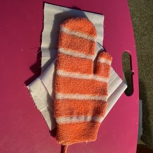 NWOT - Shower / Bath Mitt- Great with Shower Gel